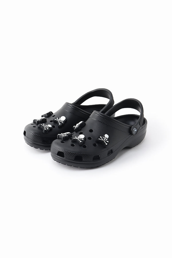 クロックス×マスターマインド ジャパン、スカルモチーフをあしらった「クロッグ」を発売（crocs × mastermind JAPAN）